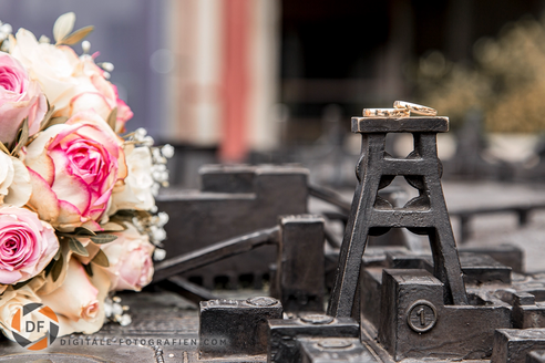 Eheringe auf dem Förderturm der Zeche Zollverein – symbolträchtige Hochzeitsringe auf der historischen Industrieanlage in Essen, stilvoll in Szene gesetzt.